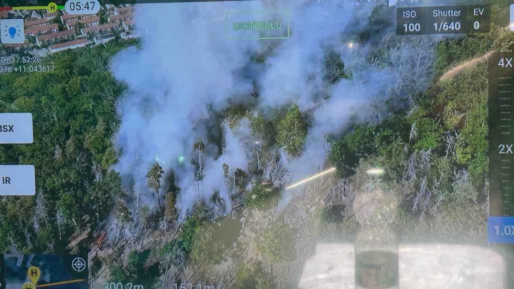 Die Drohnenaufnahme zeigt, wie sich Flammen und Rauch im Wald nahe dem Klubhaus Thale ausbreiten.