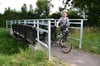 Auf eine Holzbrücke in Magdeburg wurde ein Metallgeländer aufgesetzt.
