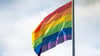 Bundeskanzler Merz möchte die Regenbogenflagge am Bundestag nur an einem Tag gehisst sehen. (Archivbild)