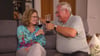 "Bauer sucht Frau International": Olaf und Anna genießen ihren gemeinsamen Abend mit einem Gläschen Wein.
