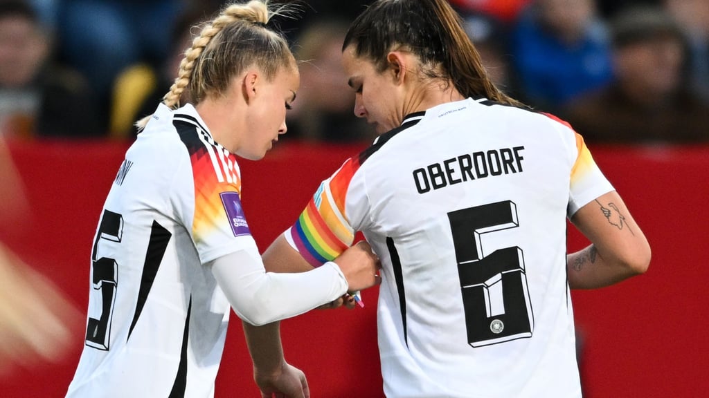 Giulia Gwinn (l.) trägt die Regenbogenbinde bei der EM
