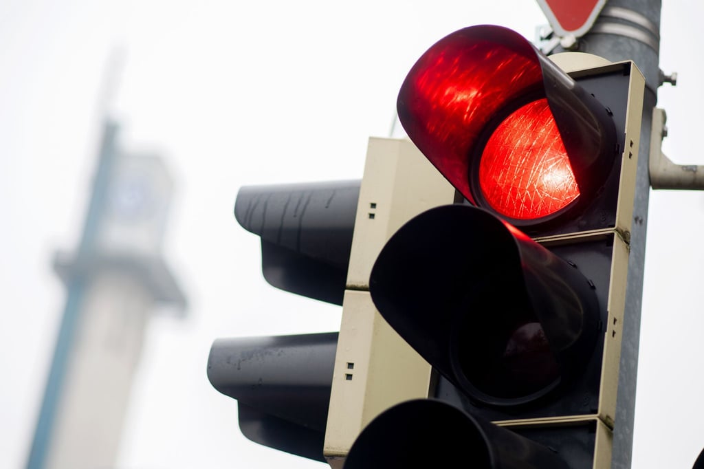 Auslöser für den Streit war die Missachtung einer roten Ampel. (Symbolbild)