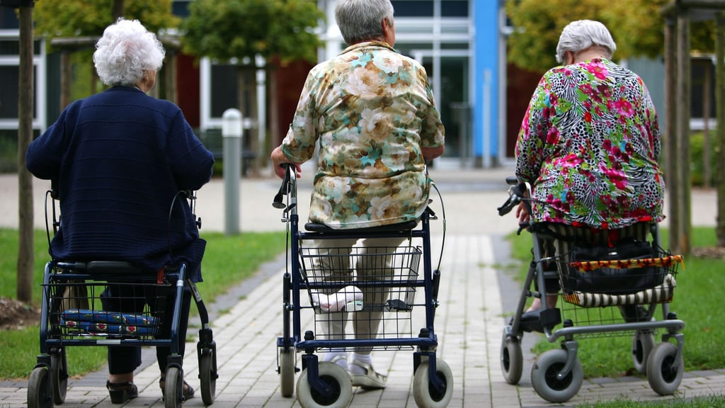 Wie selbstständig kann sich die Person fortbewegen? Das ist eine der Fragen, die bei der Pflegebegutachtung eine Rolle spielt.
