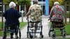 Wie selbstständig kann sich die Person fortbewegen? Das ist eine der Fragen, die bei der Pflegebegutachtung eine Rolle spielt.