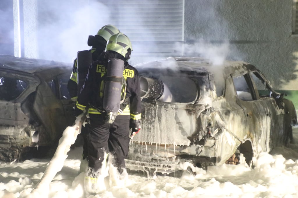 Insgesamt acht Fahrzeuge wurden durch ein Feuer in Schwoitsch bei Halle zerstört.