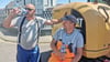 Hitze-Stopp auf der Baustelle: Die Tiefbauer Sandro John und Dennis Golacz nutzen den Schatten des Baggers, um kurz durchzuatmen. In der Gluthitze ssind die Werner-Bau-Mitarbeiter derzeit ind der Goslarer Straße in Magdeburg-Lemsdorf im Einsatz. 