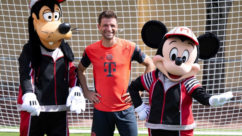 Thomas Müller in Orlando mit Goofy und Micky Maus.