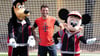 Thomas Müller in Orlando mit Goofy und Micky Maus.