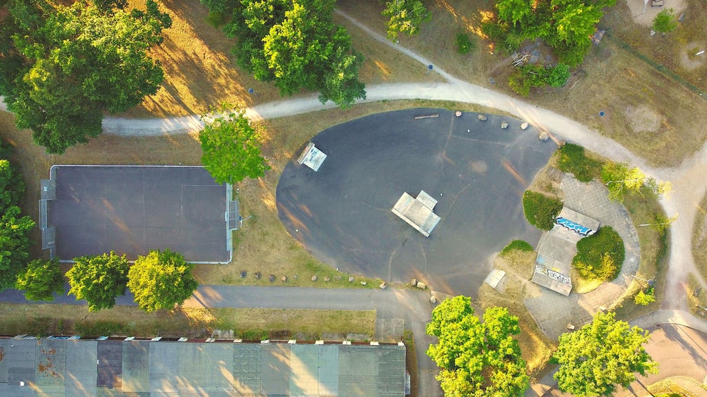 Mehr Lärm und Dreck als Spaß für Jugendliche: Der Bolzplatz (links) und die Skaterbahn in Möckern. Unten im Bild ein Teil des Garagenhofes.