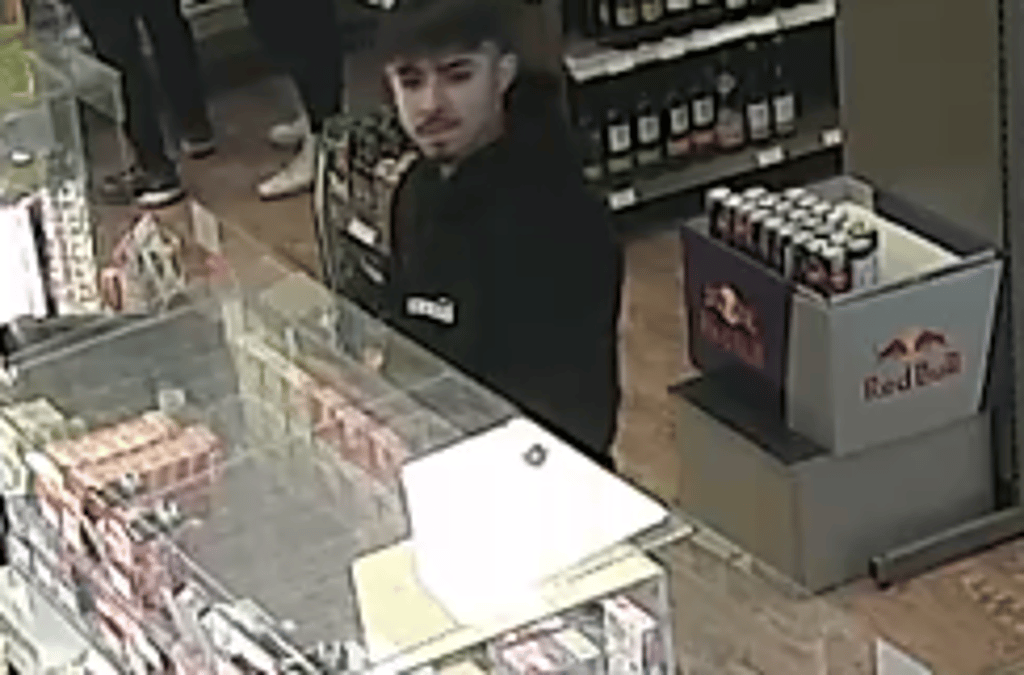 Eine Überwachungskamera filmte diesen Mann in einer Shell-Tankstelle in Teutschenthal.