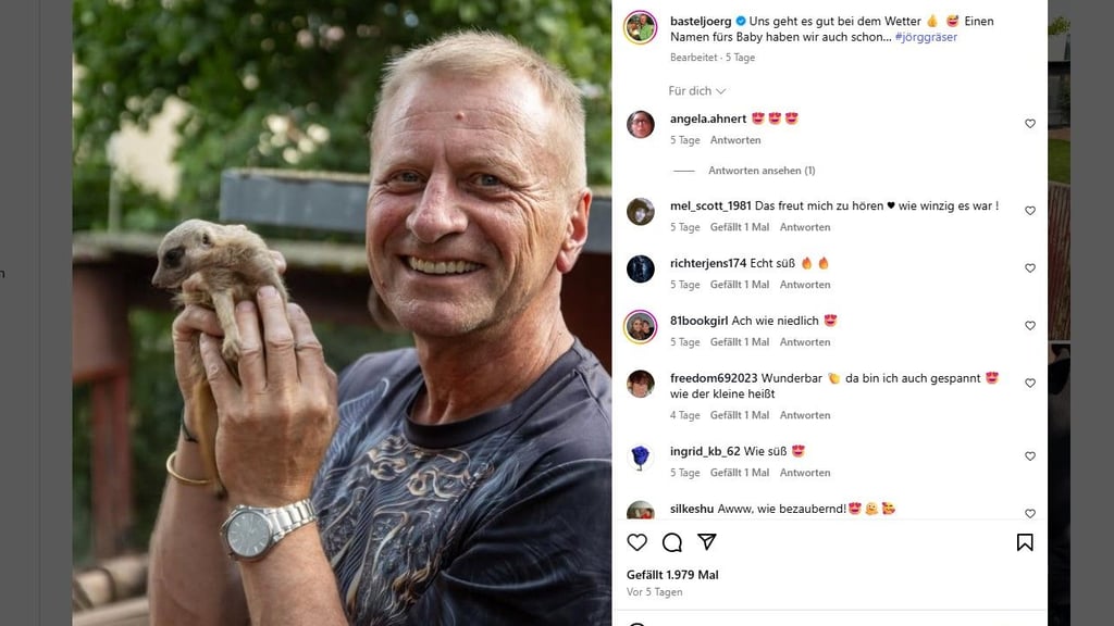 Stolz zeigt Tierpfleger Jörg Gräser seinen Nachwuchs in die Kamera.