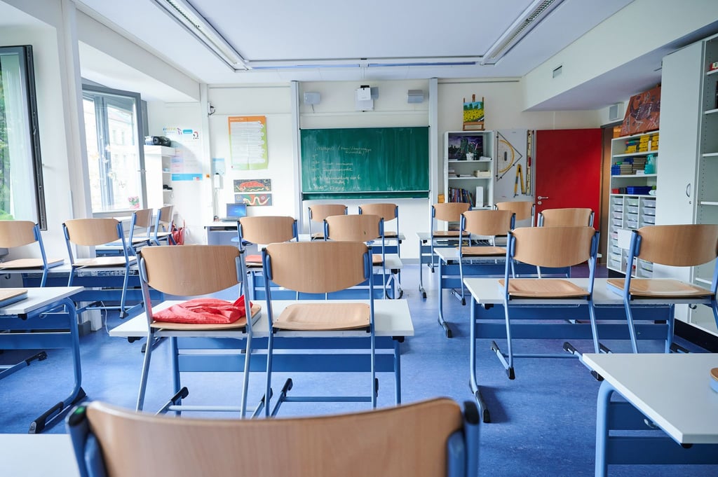 In Berlins Schulen werden nicht automatisch ab einer bestimmten Temperatur die Stühle hochgestellt und hitzefrei gegeben. (Symbolbild)