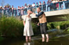 Pfarrer Kornelius Werner tauft Jenifer Loges in der Wipper, die hier in Osmarsleben angenehm erfrischendes und klares Wasser führt.