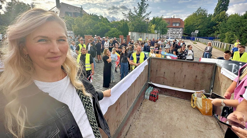 Ivonne Grundmann beim jüngsten Bildungsmarsch auf einem Hänger.