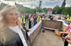Ivonne Grundmann beim jüngsten Bildungsmarsch auf einem Hänger.