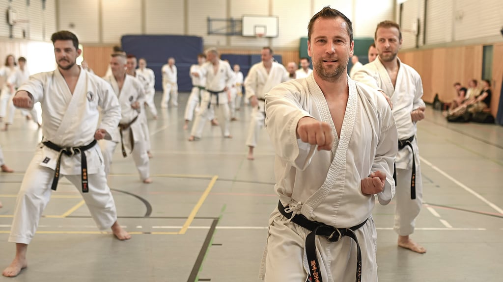 Gemeinsames Training des Vereins Karate Do Quedlinburg, vorn Michael Günther.