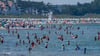 Vor dem Baden im kühlen Meer sollte man den aufgeheizten Körper langsam runterkühlen, sonst kann es lebensgefährlich werden. (Archivbild)