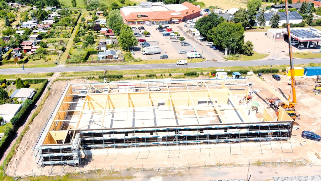 Fast täglich ist der Baufortschritt am neuen Aldi-Markt an der Bismarker Straße in Osterburg zu beobachten.