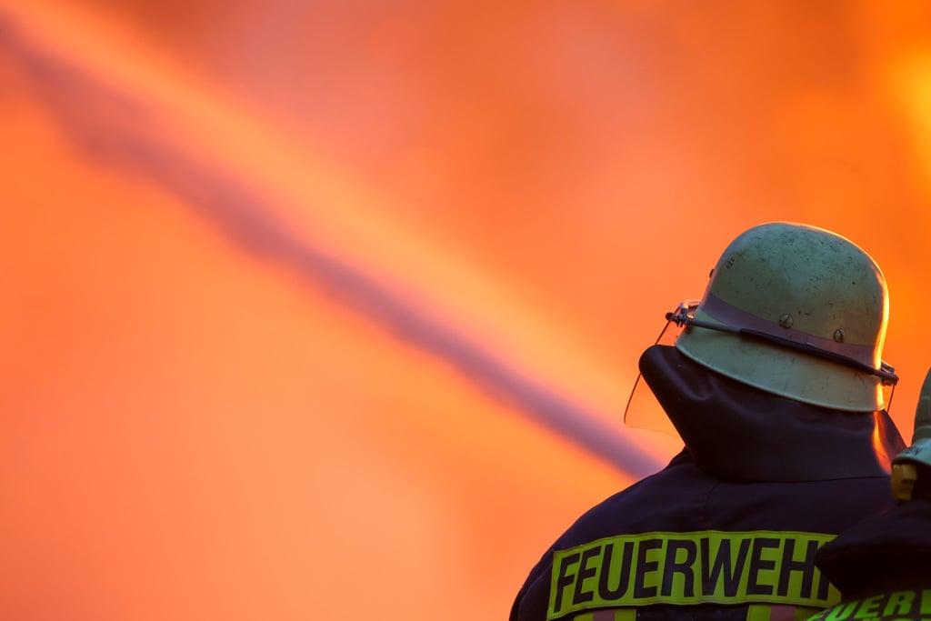 In Bremen griffen Flammen auf einer Baustelle auf zwei Nachbarhäuser über. (Symbolbild)