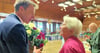 Rita Platte wird nach 35 Jahren als Ortsbürgermeisterin von Andreas Brohm aus der Politik verabschiedet. Die Stadtratsmitglieder, zu denen sie lange Zeit auch gehörte, spenden stehend Applaus.