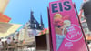 Auf dem Marktplatz in Wernigerode genießen Touristen und Einwohner bei hohen Temperaturen gerne ein Eis.