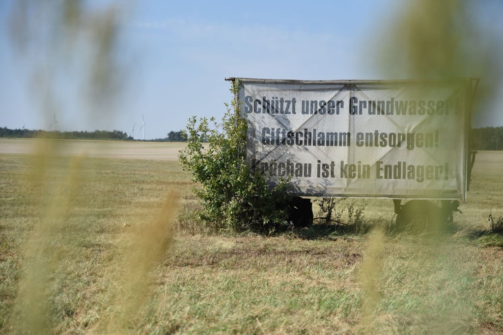 Seit Jahren protestieren Menschen in der Altmark gegen den Verbleib des giftigen Abfalls. (Archivbild)