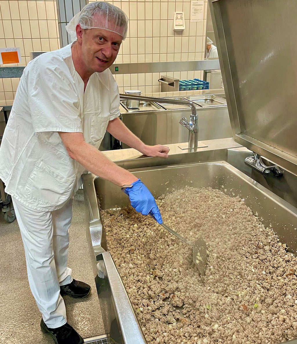 Praktikant Olaf Koch und 25 Kilogramm Gehacktesstippe: Die zwei Kilogramm Zwiebeln sind inzwischen nicht mehr zu sehen.