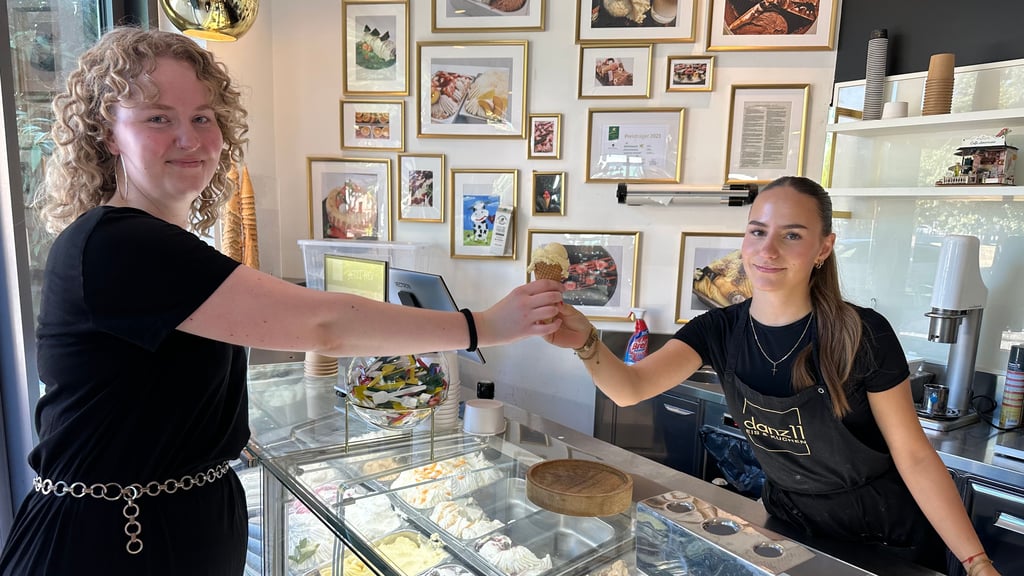 Volontärin Johanna Flint (l.) probiert im Eiscafé Danz 11 eine Kugel Joghurt-Passionsfrucht - die Lieblingssorte von Verkäuferin Maja Kirschbaum.