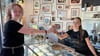 Volontärin Johanna Flint (l.) probiert im Eiscafé Danz 11 eine Kugel Joghurt-Passionsfrucht  - die Lieblingssorte von Verkäuferin Maja Kirschbaum.