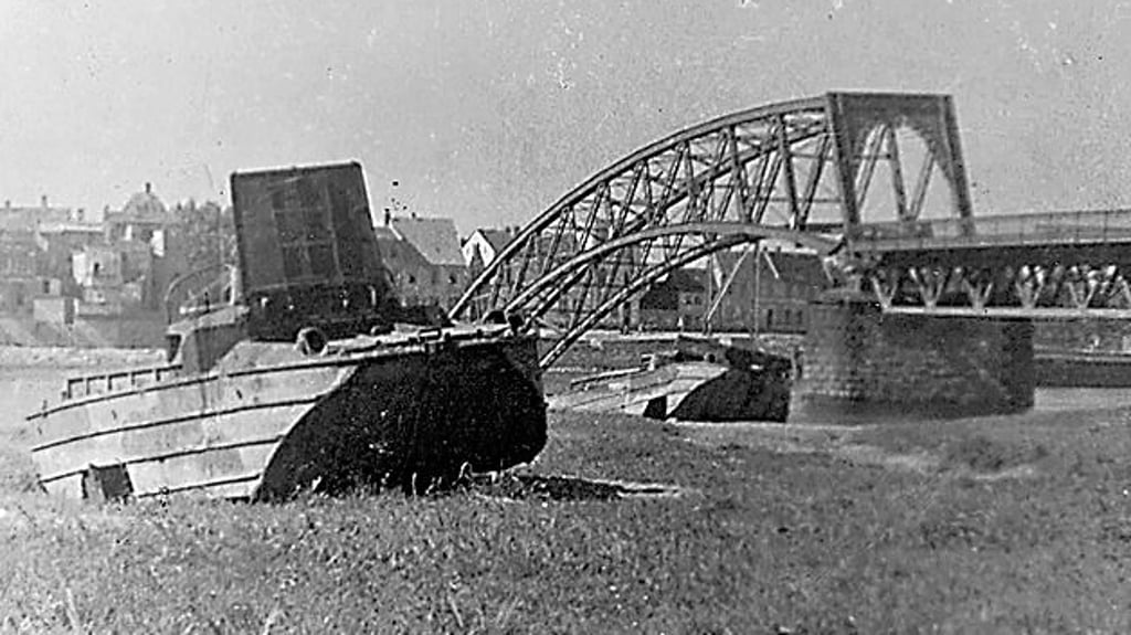 Ein Foto aus dem Frühling des Jahres 1945. Es zeigt die zerstörte Elbbrücke in Schönebeck.