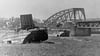 Ein Foto aus dem Frühling des Jahres 1945. Es zeigt die zerstörte Elbbrücke in Schönebeck.