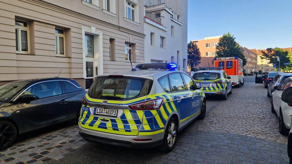 In der Bernhardystraße in Halle wurde ein Mann tot in einer Wohnung aufgefunden.