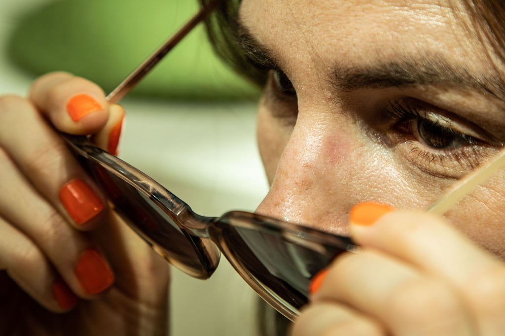 Wer die Sonnenbrille länger trägt, kann unschöne Abdrücke an der Nase bekommen - lassen sie sich mit einem Trick verhindern?