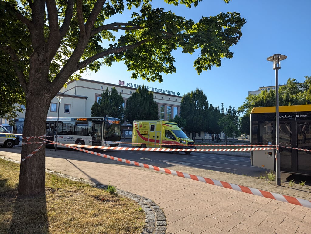 Am Abend des 1. Juli 2025 wurde ein Mann vor dem Bahnhof Merseburg durch Glasscherben am Arm verletzt.