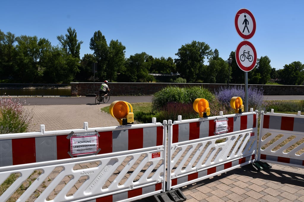 Die Absperrungen an der Elbuferpromenade in Magdeburg werden bislang von vielen Nutzern ignoriert.