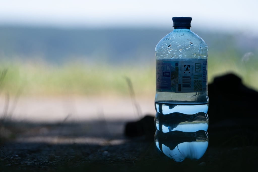 Auch im Schatten sollten Menschen Sonnenschutz auftragen und genug Wasser trinken. (Symbolbild)