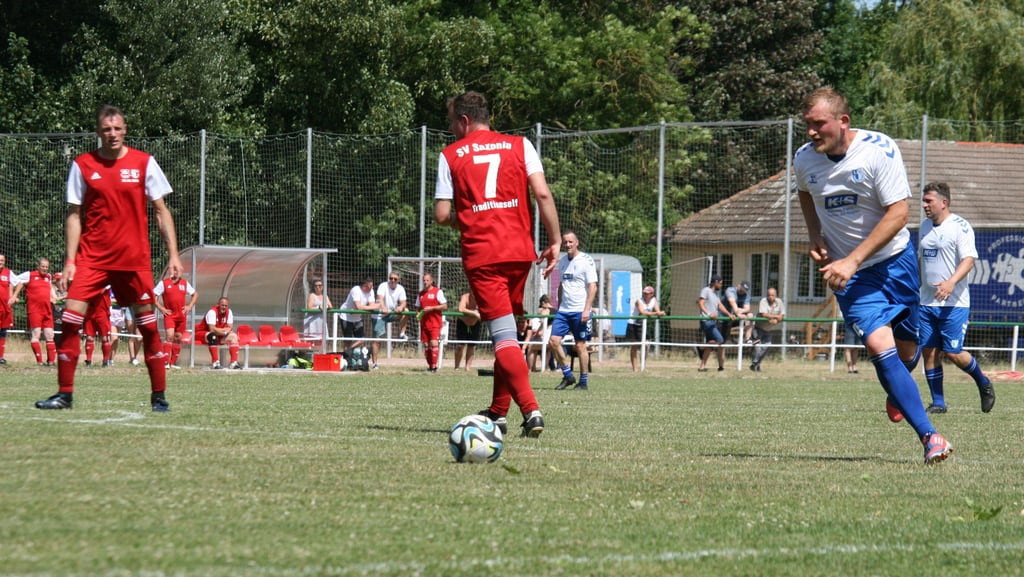 Christopher Kullmann (r.) trieb das Spiel der Traditionself an und erzielte einen Treffer.
