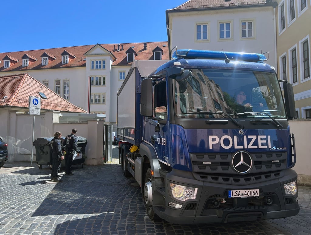 Gegen Mittag rückten weitere Ermittler mit einem Lastwagen an.