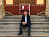 Sachsen-Anhalts neuer Bildungsminister Jan Riedel (CDU) auf den Stufen des  Lyonel-Feininger-Gymnasium in Halle.