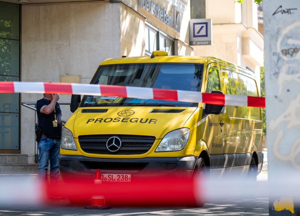 Polizisten in Zivil beobachteten den Überfall und griffen ein.