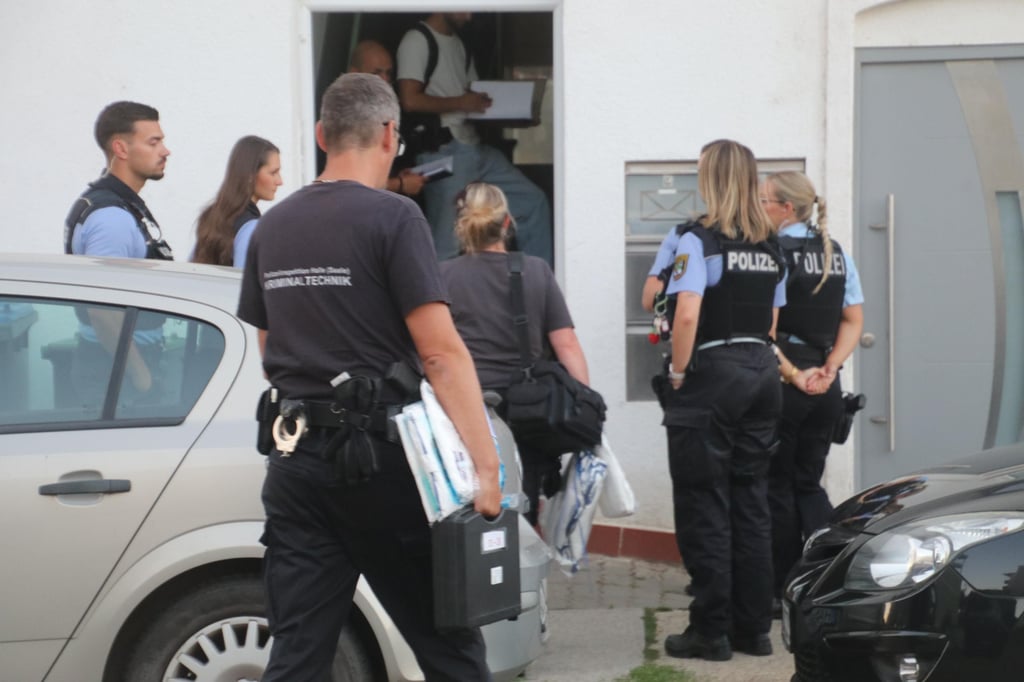 Toter in Halle: Kriminaltechniker betreten die Wohnung, in welcher der Mann gefunden wurde.