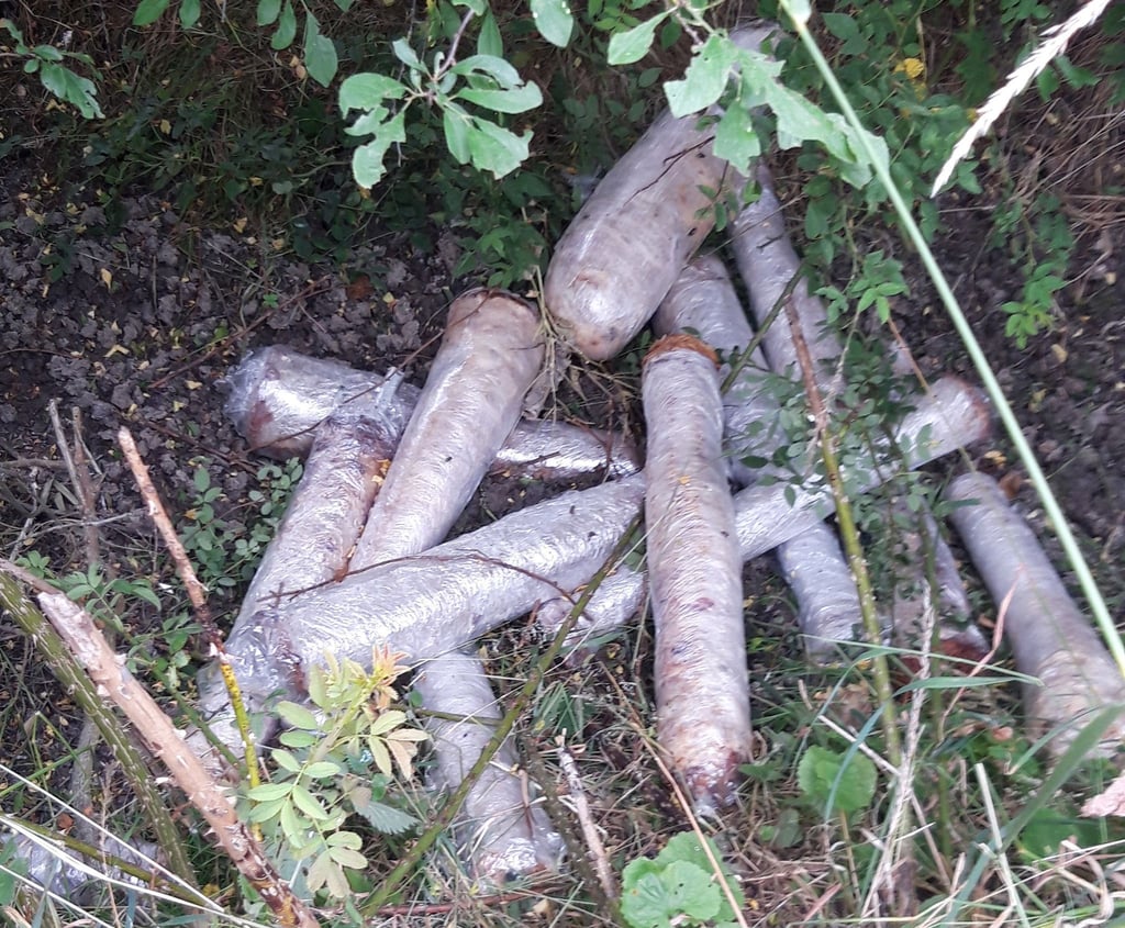 In Frischhaltefolie gewickelte Dönerspieße wurden an einem Feldweg im Landkreis Helmstedt entsorgt. Die Polizei ermittelt.