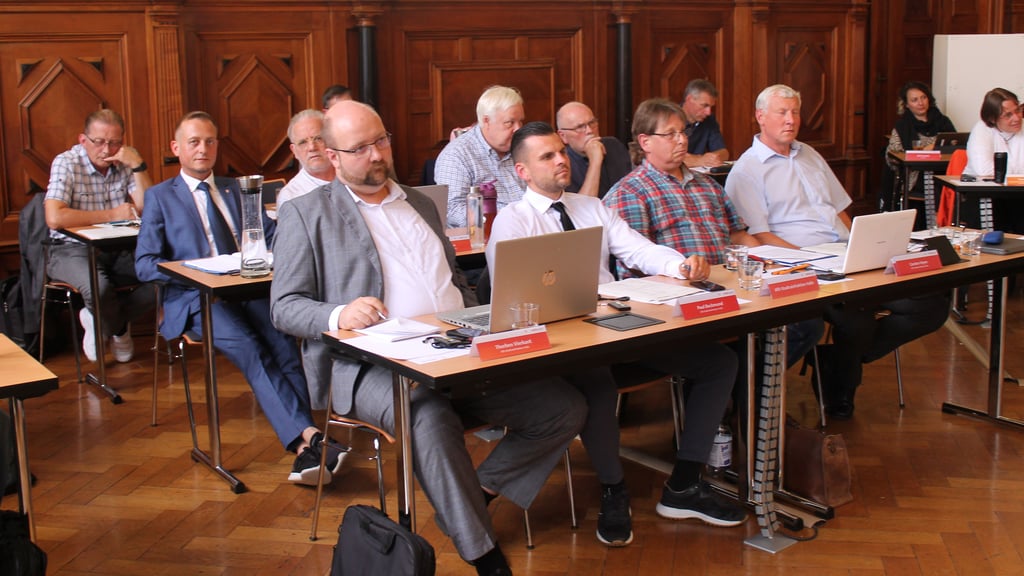 Die AfD-Stadtratsfraktion muss einen Nachrücker für Donatus Schmidt (2.v.l.) finden.
