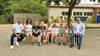 Ortsbürgermeister, Schulleiterin Landrat mit Vierklässlern der Grundschule "An der Mühle" Sachsendorf, die sich über den symbolischen Scheck der Sparkasse freuen. 