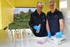 Frank Sombrowski (links) und Heinz-Theo van Wickeren touren mit dem Labormobil durch ganz Sachsen-Anhalt.