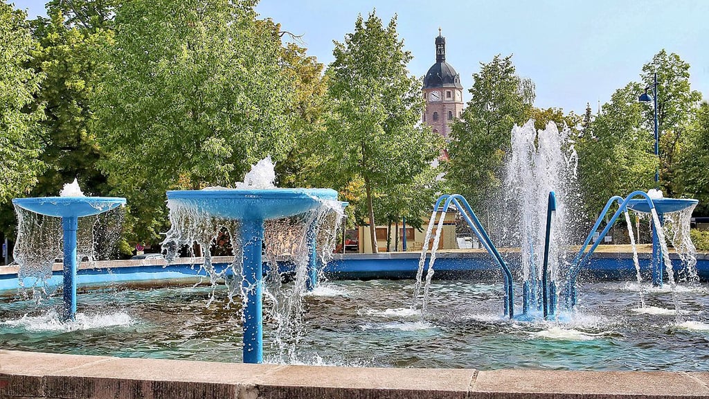 Viele Sangerhäuser erinnern sich noch: So sah der Springbrunnen aus DDR-Zeiten auf dem Schützenplatz aus. Er wird jetzt von einem neuen Wasserspielplatz abgelöst.