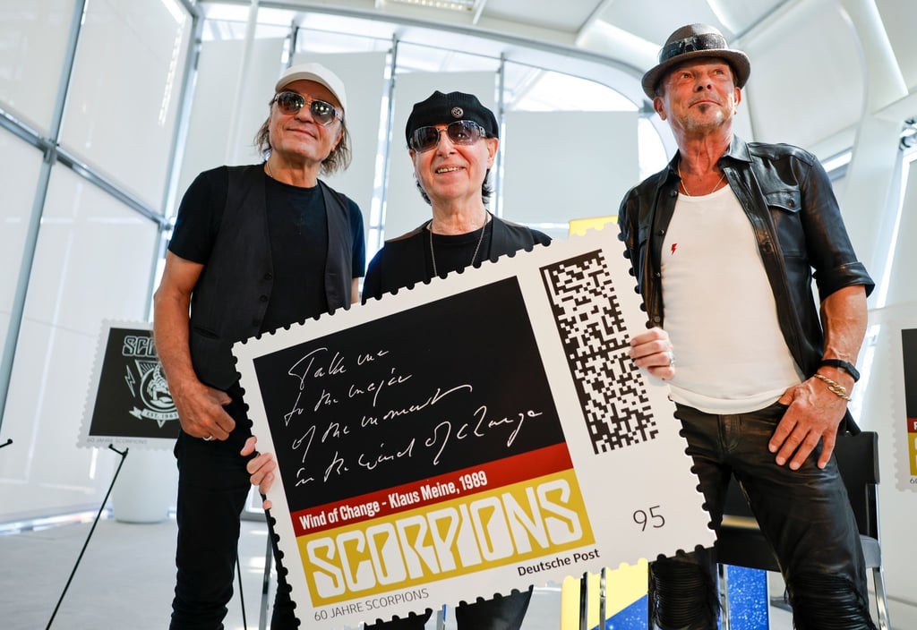 Eine der vier Scorpions-Briefmarken zeigt eine Textzeile des Songs „Wind of Change“ in Klaus Meines Handschrift.