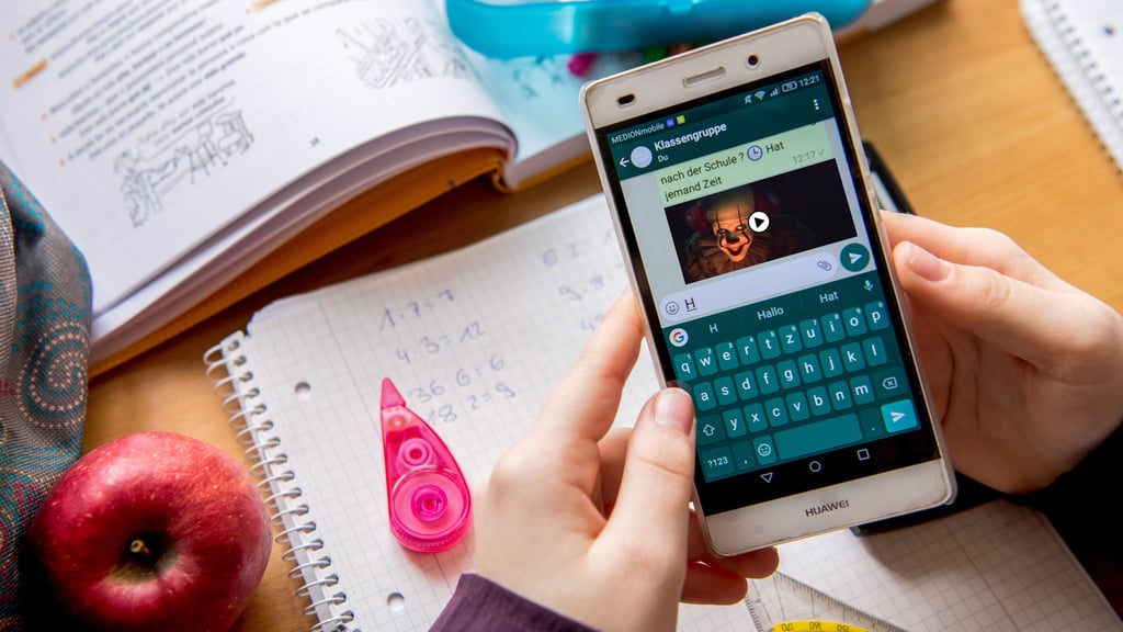 Schon Grundschulkinder nutzen YouTube und WhatsApp – gefährliche Inhalte wie Horrorfilm-Trailer lassen sich dabei leicht verbreiten.