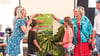 Birgit Muhl (verdeckt, von links), Kathrin Goyer und Petra Schrimpf enthüllten zusammen mit den Kindern Armin und Elina van Dam die neue Geschichtenweg-Tafel in Lübbars.