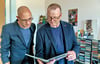 Musiker unter sich: Philipp Saaler (li.), Fachdienstleiter beim Kreis, und Andreas Hardelt, viele Jahre Leiter der Musikschule Köthen. 